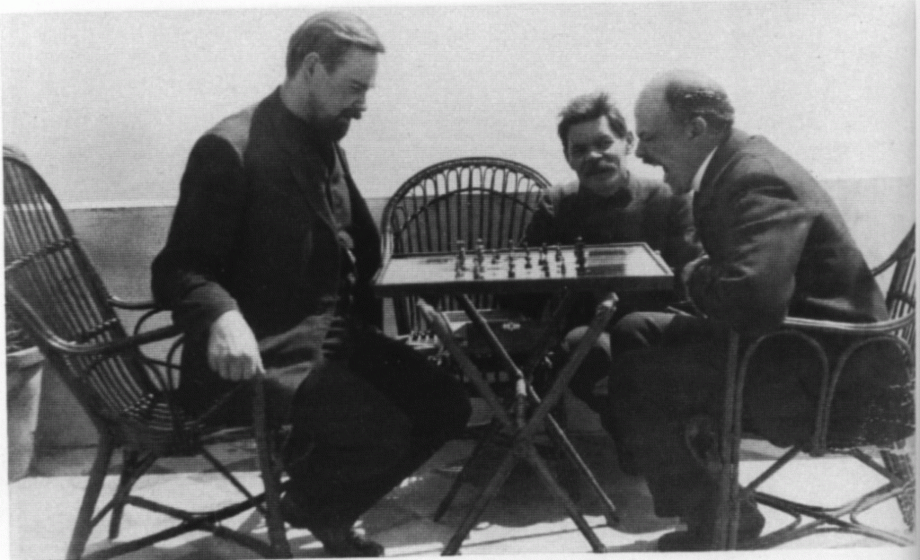 Слева направо: Александр Богданов, Максим Горький, Владимир Ленин