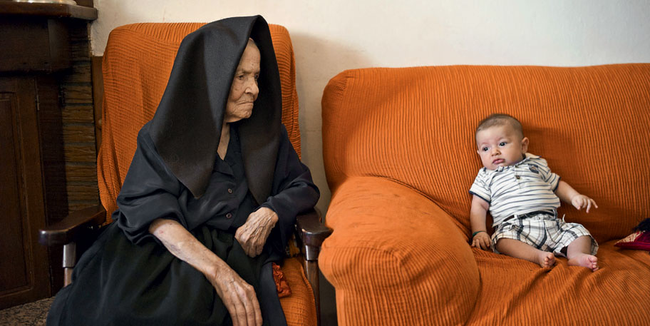 Сардиния, провинция Ольястра. Портрет 104-летней Джузеппины Мурру с правнуком